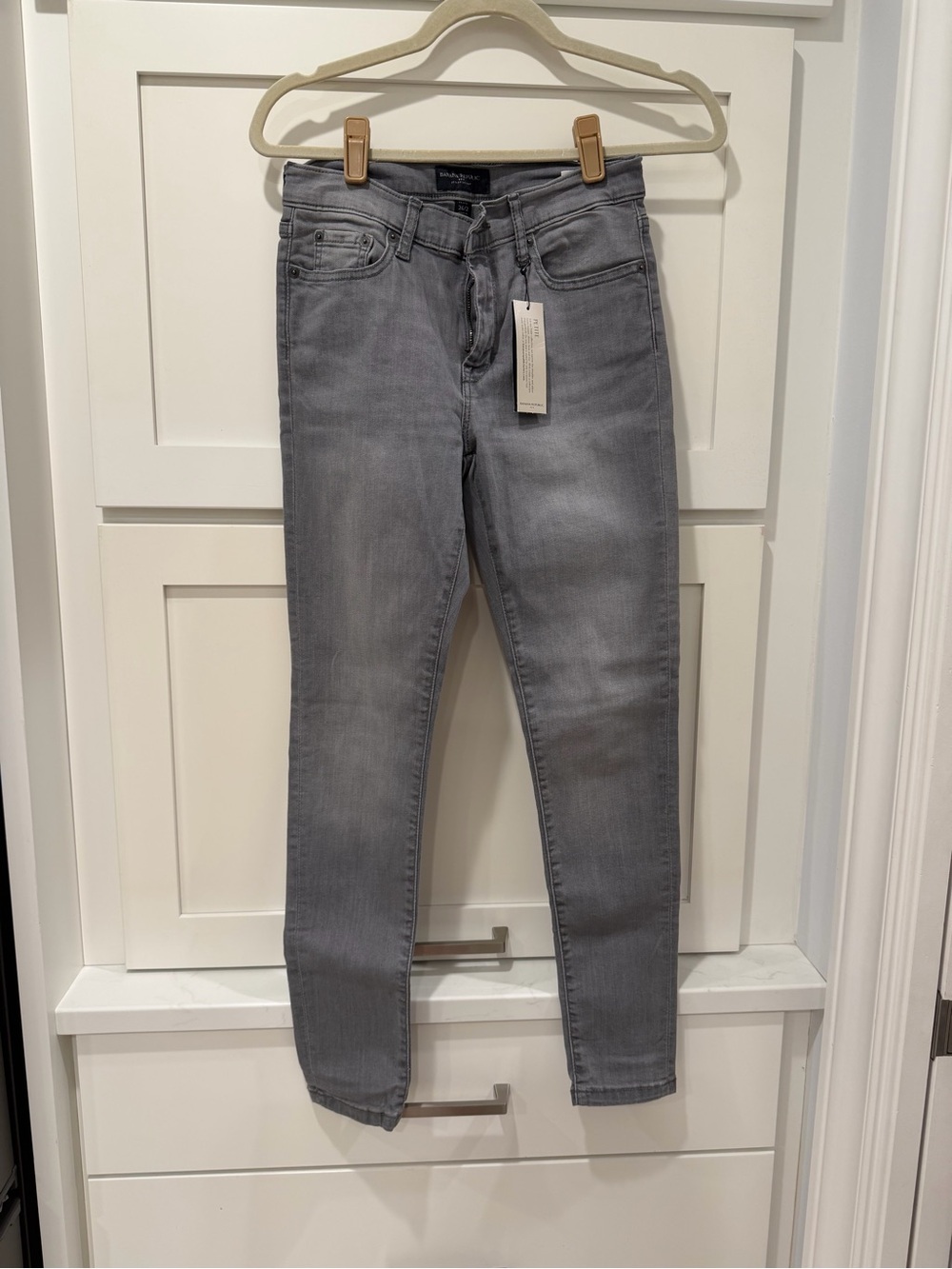 Banana Republic Women’s Skinny Jeans in Light Gray